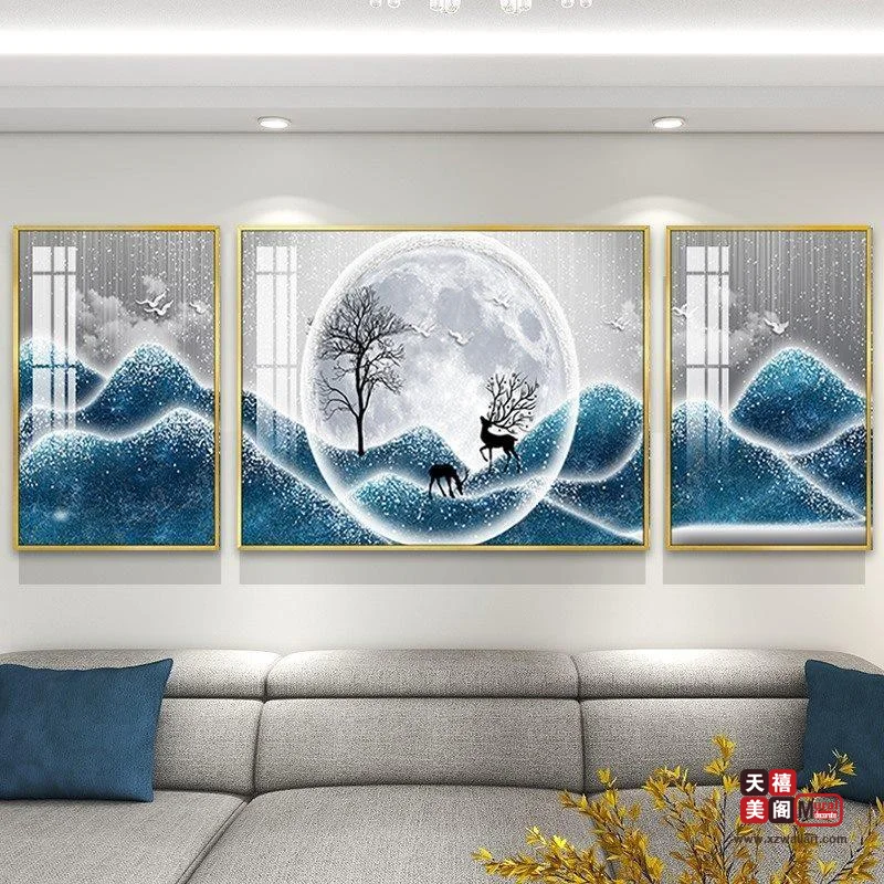 深邃蓝峰影